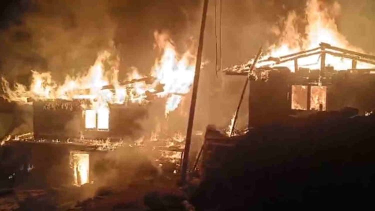 Uttarkashi News: आग की चपेट में आए दो आवासीय मकान, उत्तरकाशी मोरी  के खन्ना में देर रात हुई घटना