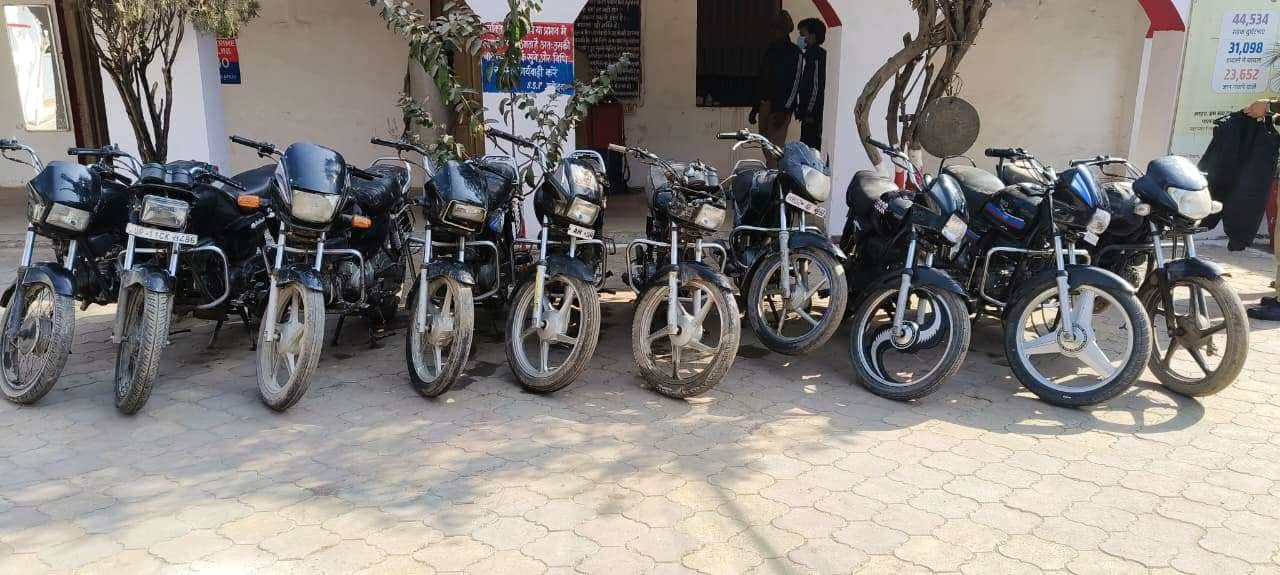 गिरफ्तार आरोपी व बरामद बाइकें