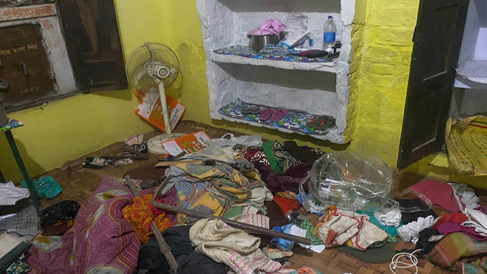 घर में चोरों द्वारा फैलाया गया सामान