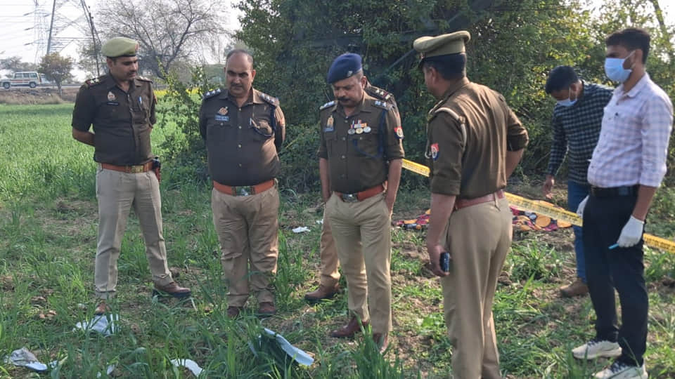 घटनास्थल पर जांच पड़ताल करते एसपी डॉ. दुर्गेश कुमार