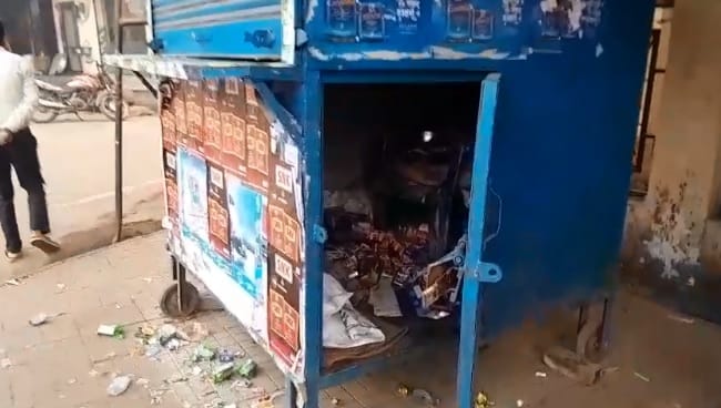 Kanpur Theft Thieves cut through shop shutter and stole lakhs of rupees victim found lock at police outpost