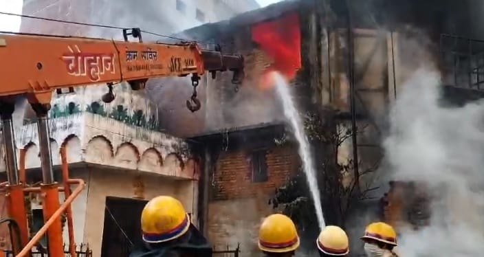 Kanpur massive fire broke out in plastic factory  nine fire units brought the blaze under control
