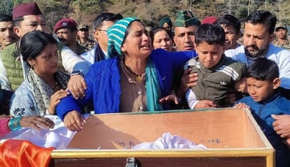 कपकोट में शहीद जवान के पार्थिव शरीर को देखकर विलाप करतीं पत्नी लीला।