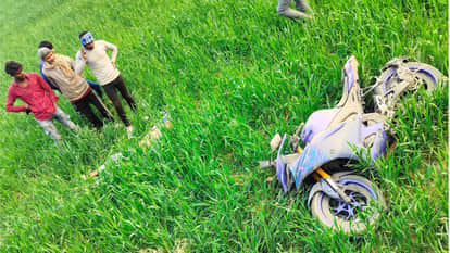 A young man fell into a field with his bike in Kushinagar, died. He was the only brother of five sisters.