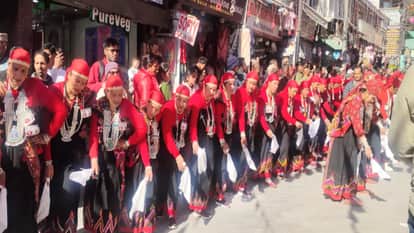 Winter Carnival: More than 1,000 women performed the Mahanaati dance together on Mall Road in Manali.