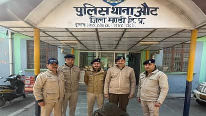 Mandi: 505 grams of charas (cannabis) recovered from a private bus during a roadblock in Aut; accused arrested