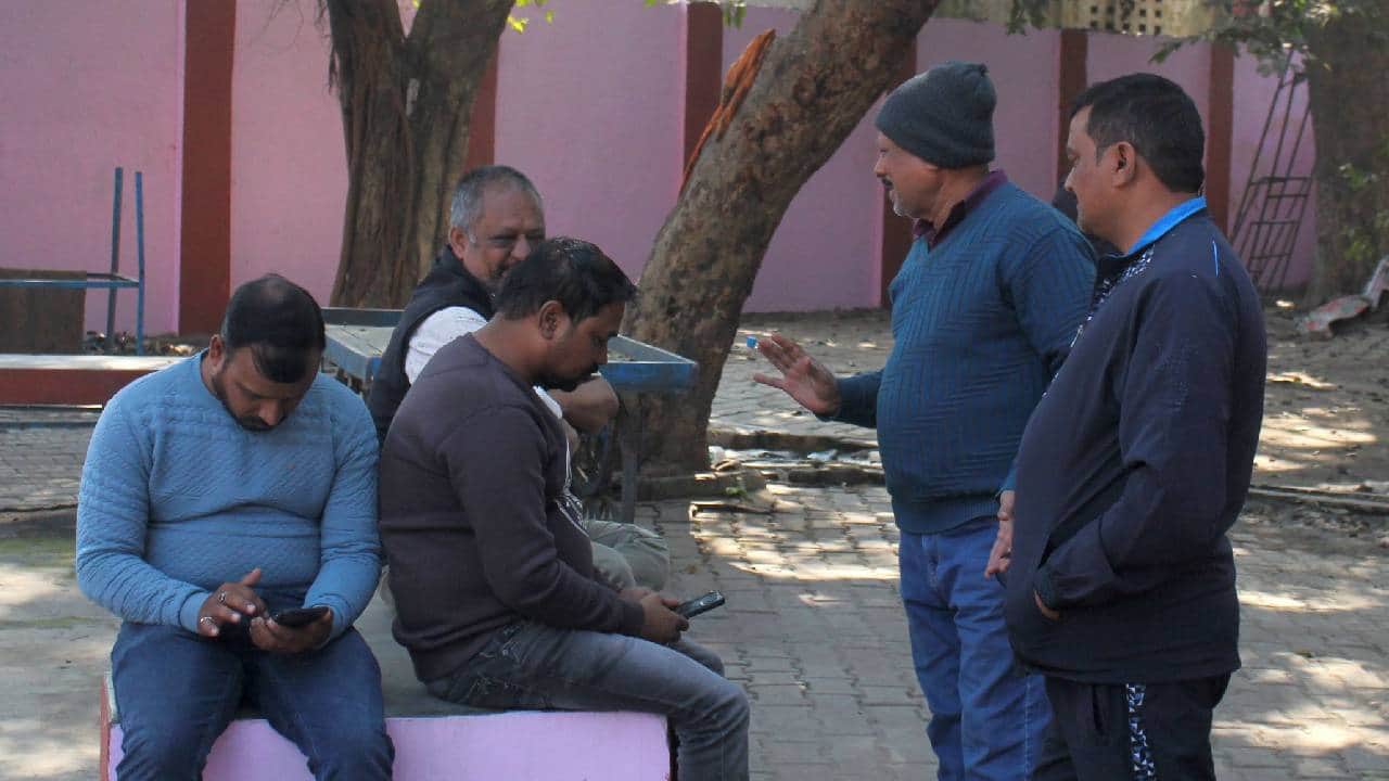 पोस्टमॉर्टम हाउस के पास बैठे परिजन