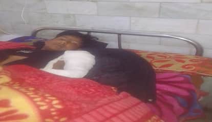 The patient waited for 20 days, groaning in pain, for his broken hand bone to be set