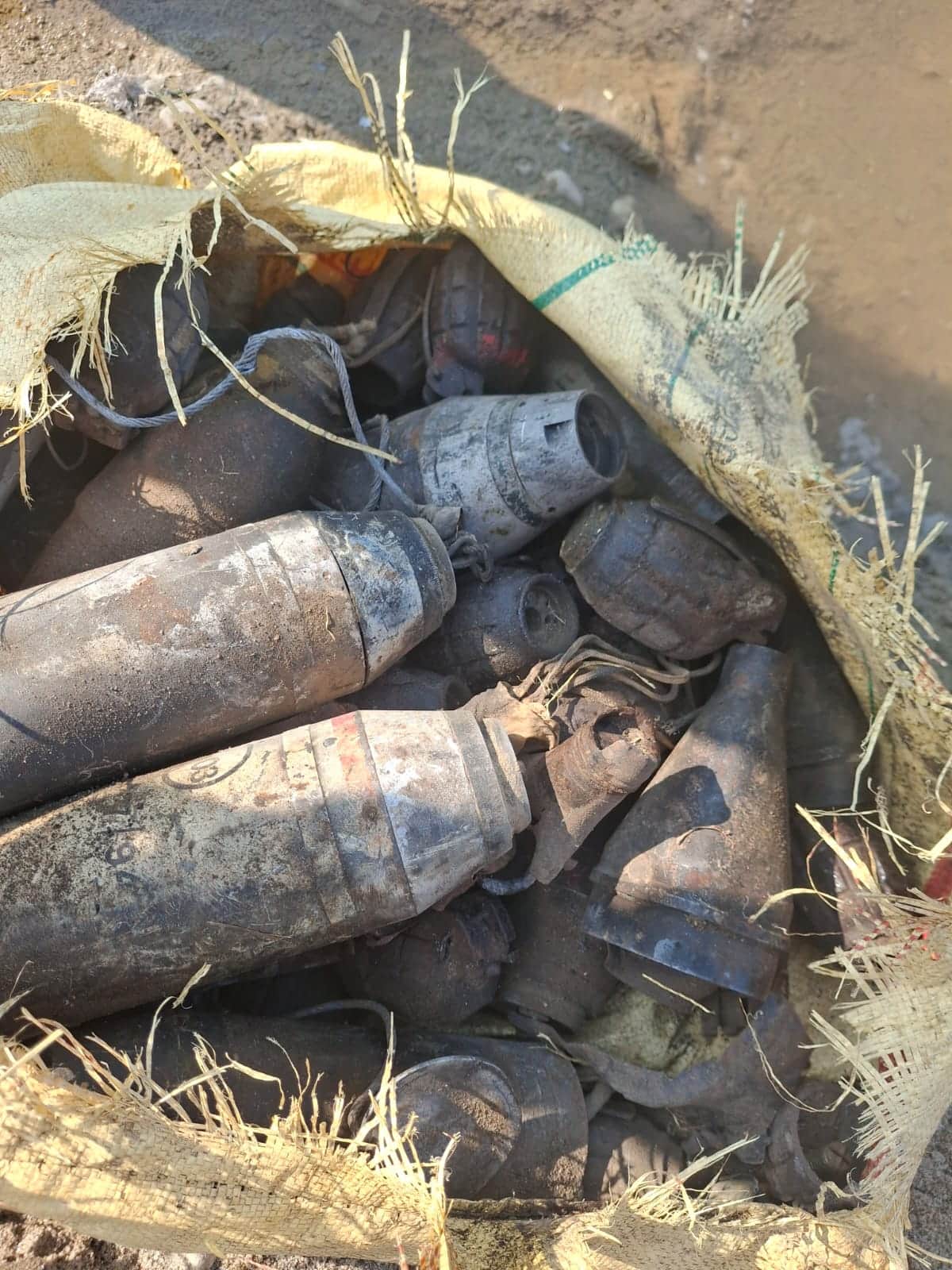 रामगढ़ सेक्टर में जंग लगे हथियारों का बड़ा जखीरा बराम