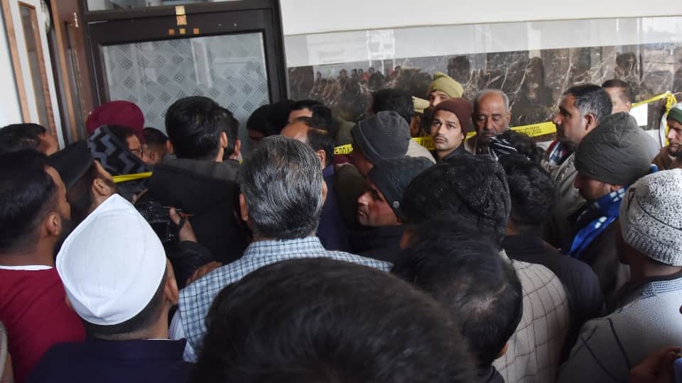 Saharanpur Murder Case Sangrah Amin fired 16 bullets into bodies of mother wife two sons reveal in post-mortem