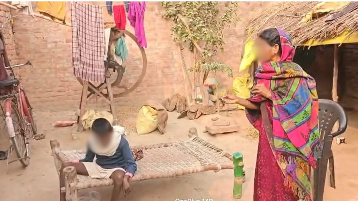 Up News:12 दिन का था बेटा, बुखार से हो गया दिव्यांग... 12 साल से झेल रहा  दर्द; आपबीती सुना फफक पड़ी मां - Ghazipur News Of Mother Crying As She  Recounted Ordeal