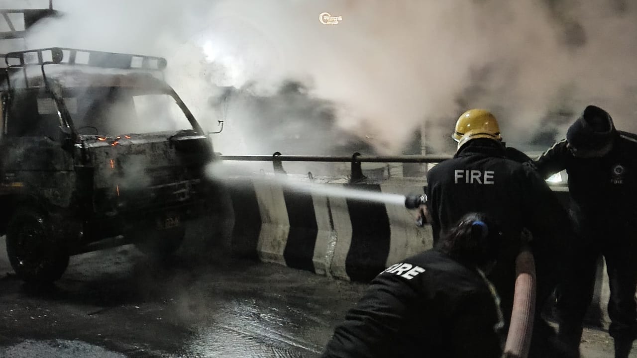 Truck caught fire at Miyawala flyover fire unit immediately extinguished fire Dehradun News