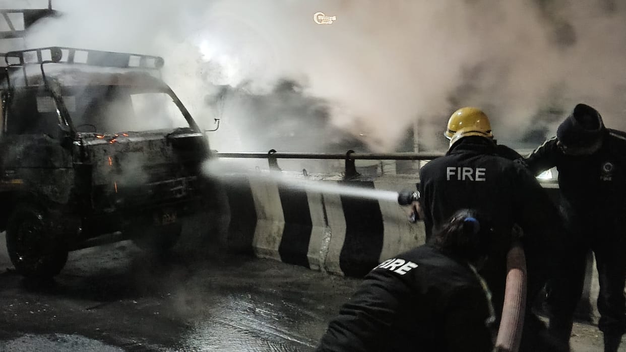 Truck caught fire at Miyawala flyover fire unit immediately extinguished fire Dehradun News