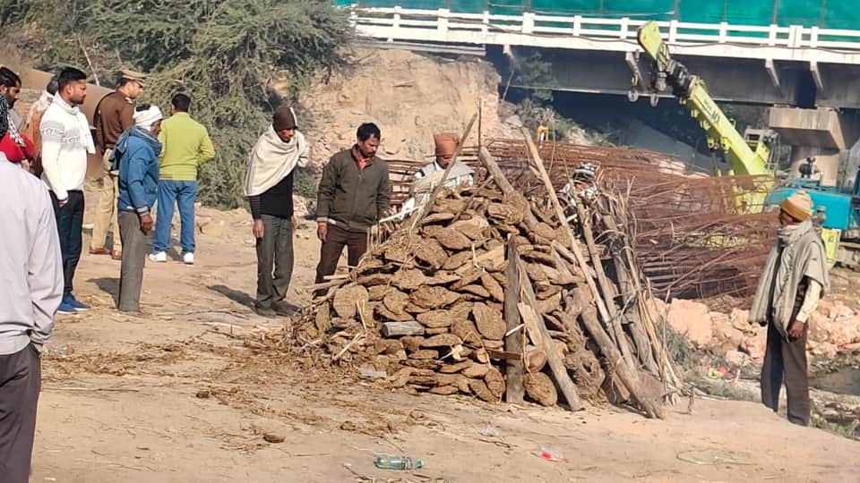 Moradabad Double Murder Force from 10 police stations deployed in Umri Sabjipur four Including Circle Officers