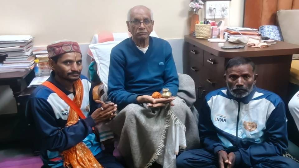 soil of 1341 village water from 103 rivers and 1121 km walk by youth reached Ayodhya presented to Champat Rai