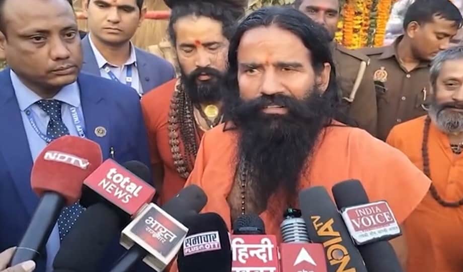 बाबा रामदेव पहुंचे प्रयागराज माघ मेले में।