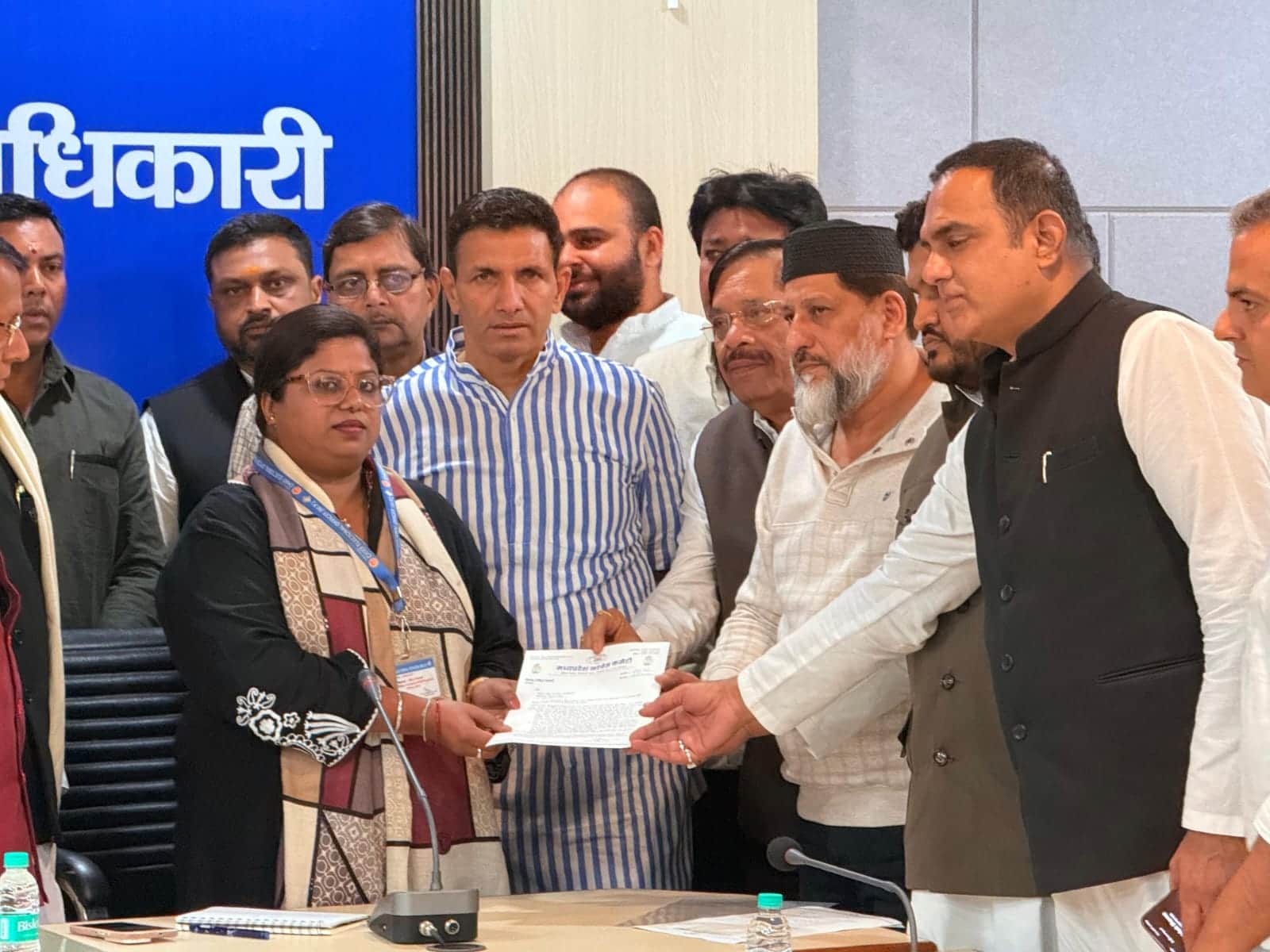 चुनाव आयोग पहुंचे कांग्रेसी नेता