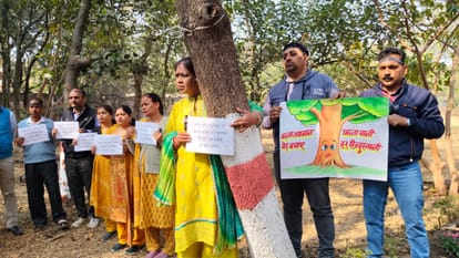 पेड़़ो से लिपटे लोग