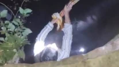 Lucknow young man riding a motorcycle fell into a well while looking at Google Maps; he got lost near a tur