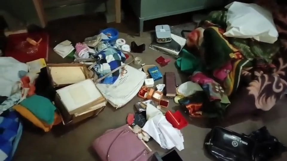 Jewellery and cash worth lakhs stolen by breaking the lock of a closed room