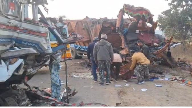 दो ट्रकों की आमने-सामने जबरदस्त टक्कर, 3 की मौत