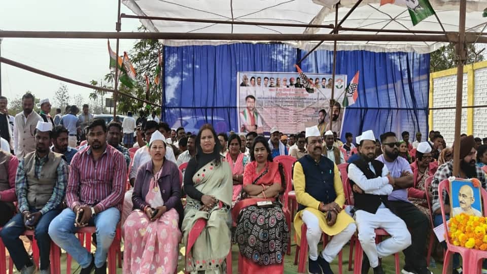 एनएमडीसी की वादाखिलाफी पर कांग्रेस का धरना