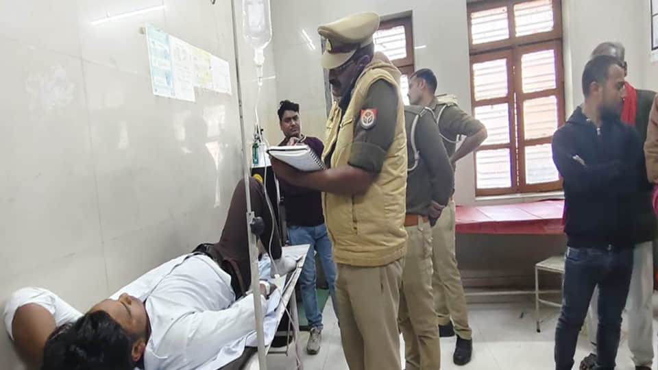 गोली लगने से घायल छात्र से जानकारी लेती पुलिस