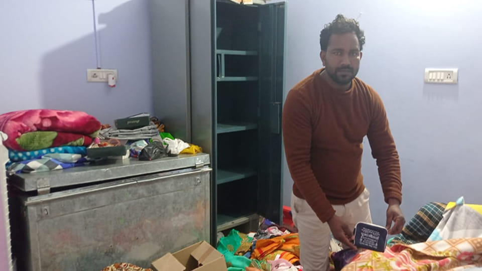Kanpur: Thieves break into salesman's house, steal four lakh rupees