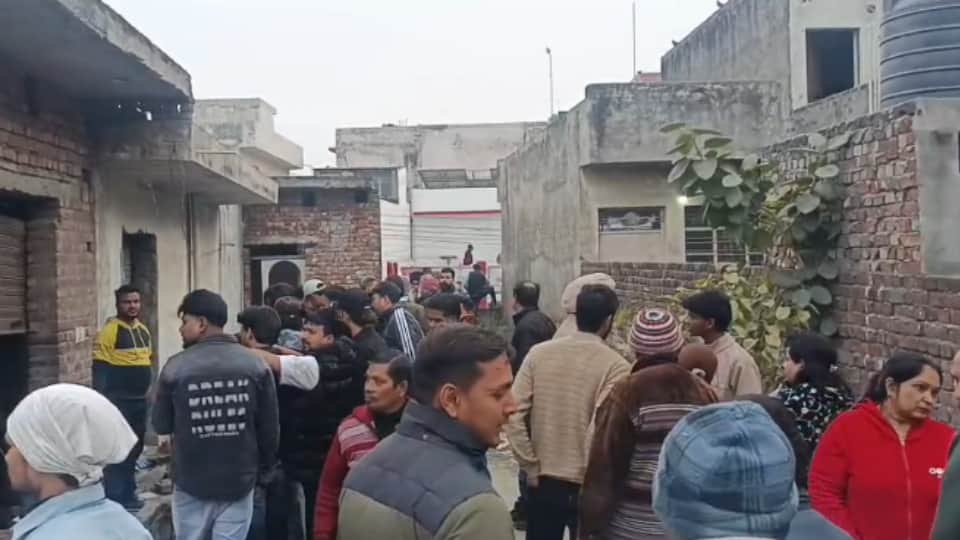 घटना स्थल पर मौजूद लोग।