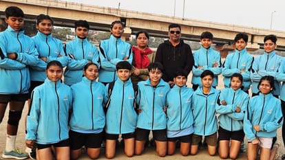 Dynamite team won the girls' football tournament in varanasi