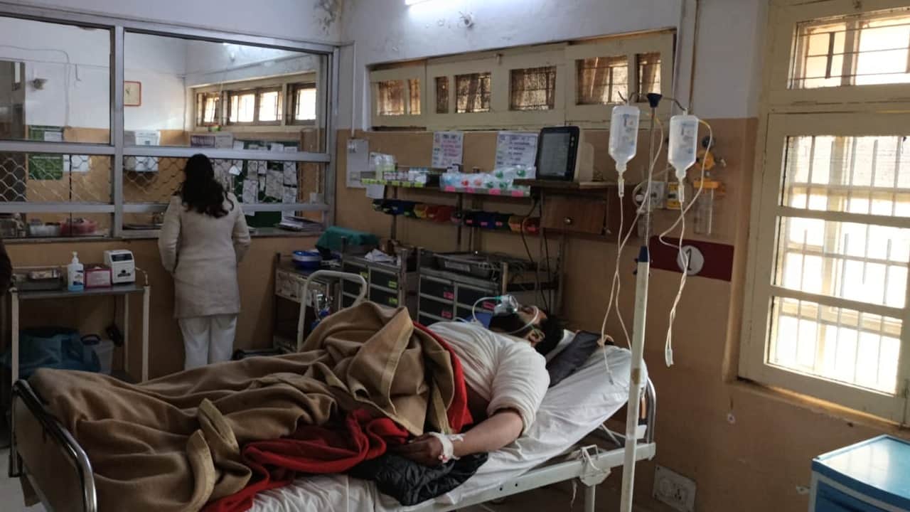 अस्पताल में चल रहा घायल का उपचार।