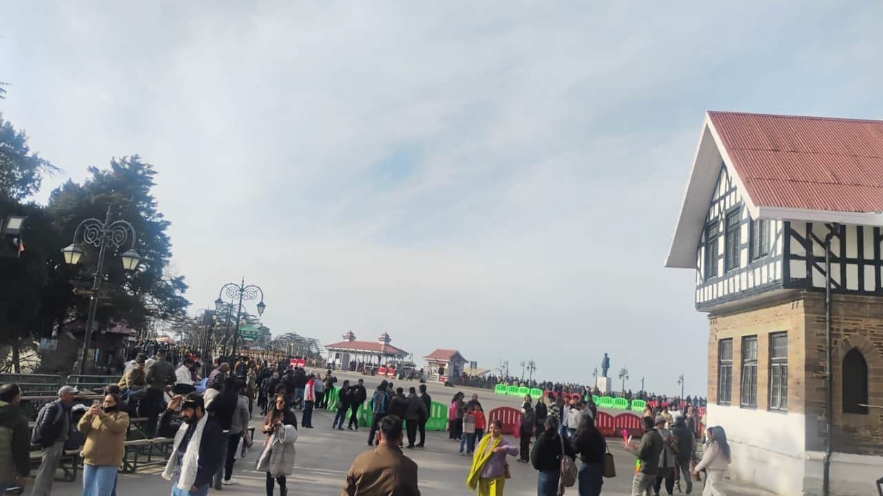 माैसम बदलेगा करवट, शिमला में छाए हल्के बादल।