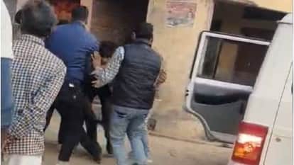 JE Crawls on Ground Begs to Escape Arrest After Taking Bribe in Firozabad