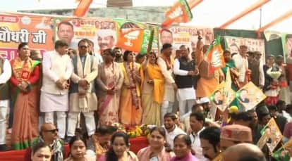 Kanpur Pankaj Chaudhary receives grand welcome saffron balloons released into Ganges flowers showered from JCB