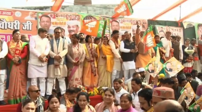 Kanpur Pankaj Chaudhary receives grand welcome saffron balloons released into Ganges flowers showered from JCB