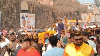 Kanpur Pankaj Chaudhary receives grand welcome saffron balloons released into Ganges flowers showered from JCB