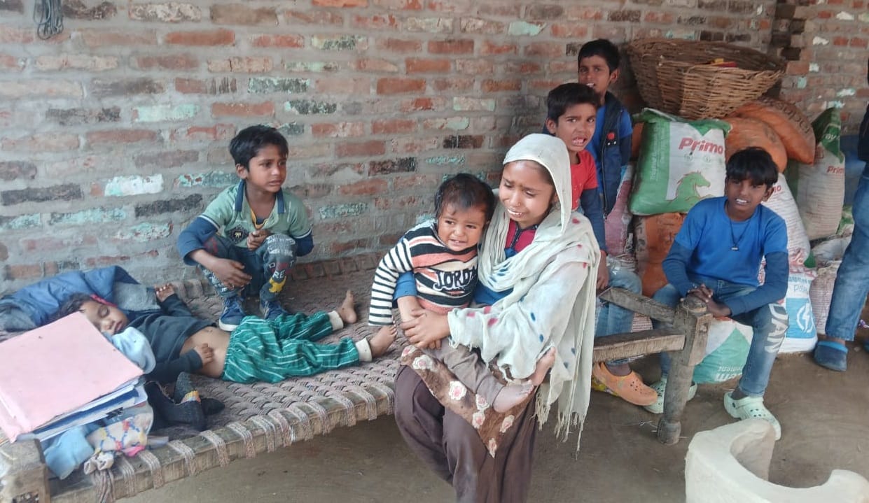 Farrukhabad Wake up now Anita children have arrived Sanchalal kept lamenting holding his wifes body in his lap