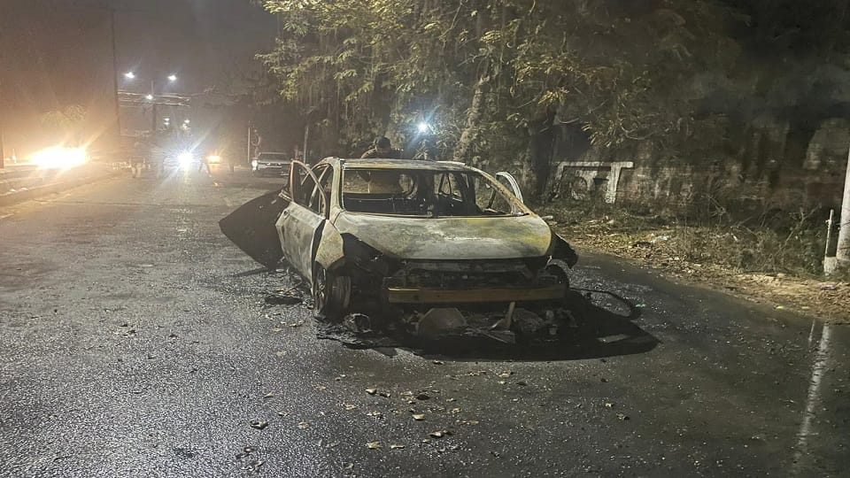 driver died after being burned alive in his car in Agra