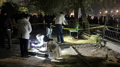 मौके पर जांच करती फोरेंसिक टीम।