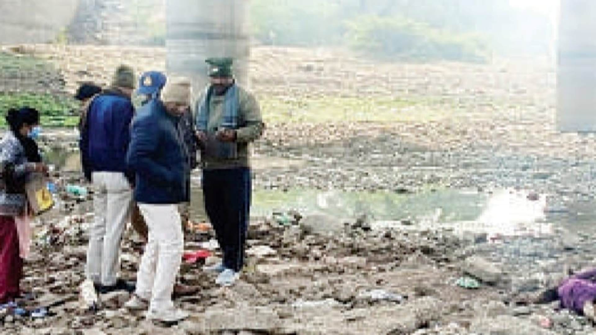 मौके पर जमा हुए लोग।