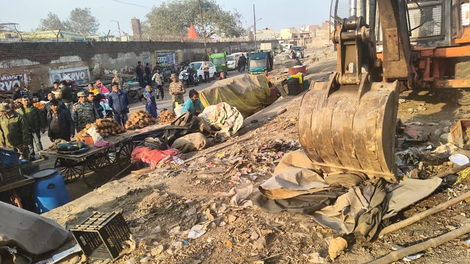 municipal corporation team removed encroachments in Agra