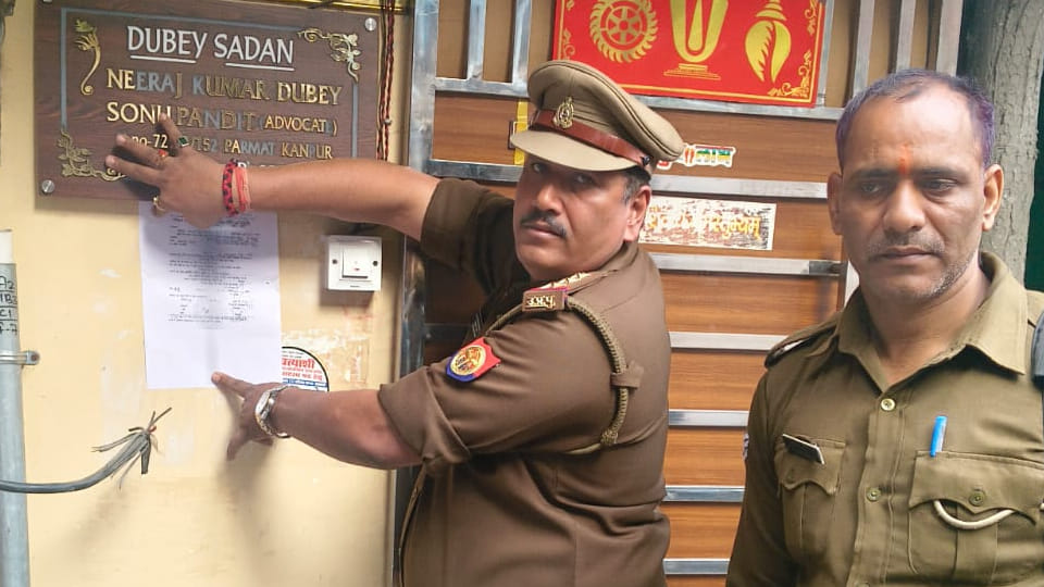 Kanpur: Police made an announcement by beating drums outside the house of Neeraj Dubey, an associate of Dinu