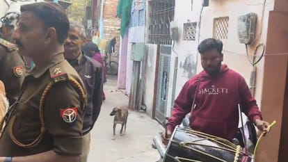 Kanpur: Police made an announcement by beating drums outside the house of Neeraj Dubey, an associate of Dinu