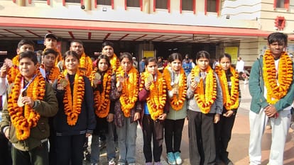 Dynamite team won the girls' football tournament in varanasi