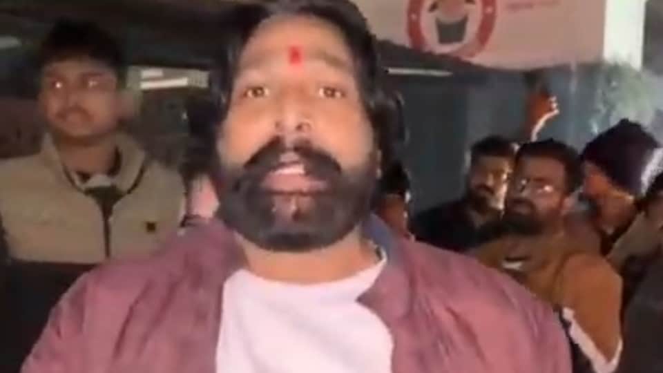 जानकारी देते हिंदू संगठन के नेता