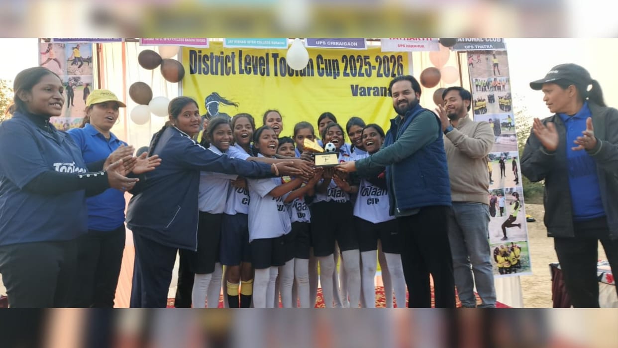 Dynamite team won the girls' football tournament in varanasi