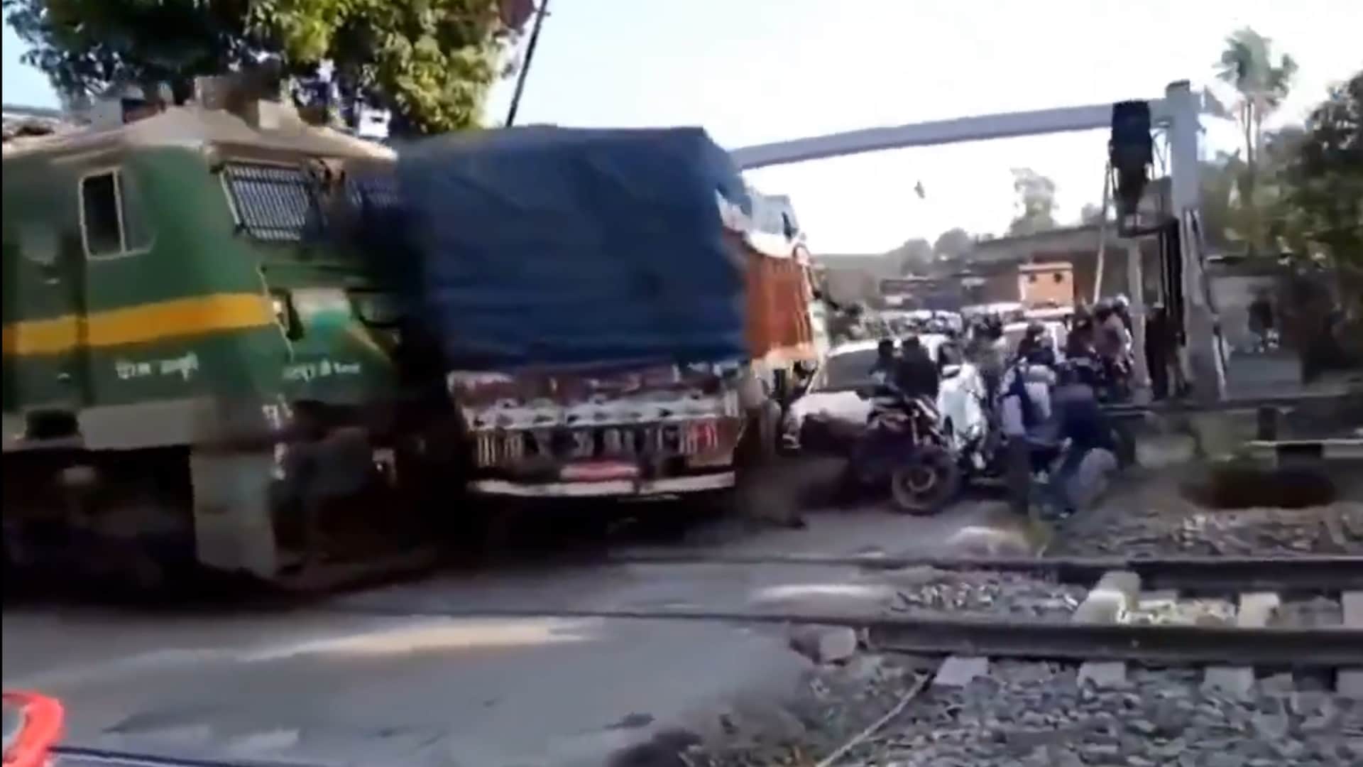 देवघर में ट्रक से टकराई ट्रेन