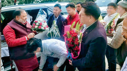 ARTO and DDO touched the feet of the minister in charge in Deoria