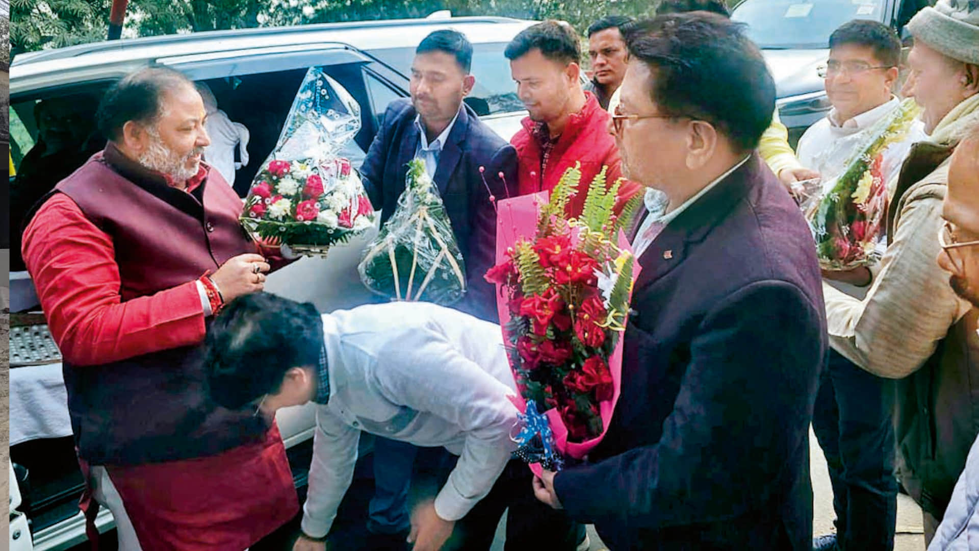 प्रभारी मंत्री का पैर छूते फोटो