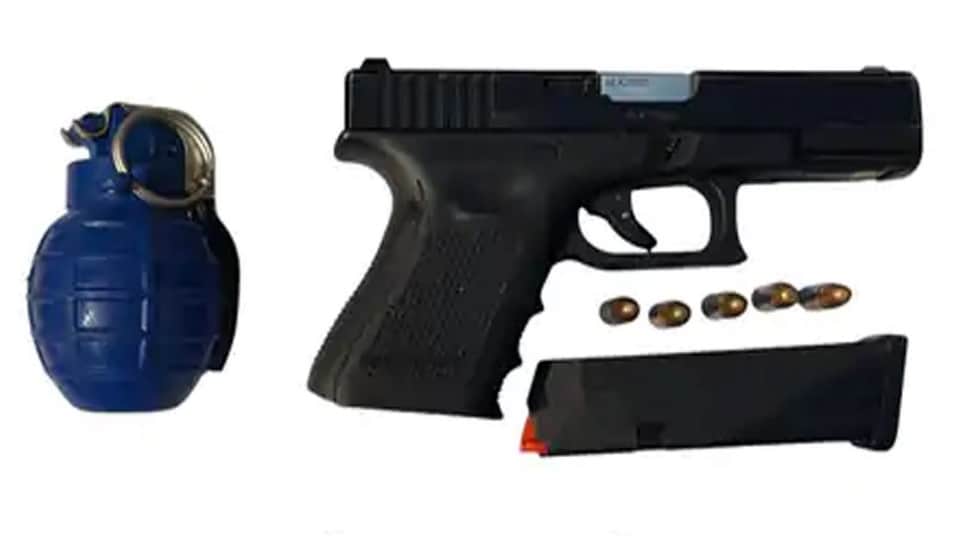 आतंकी से मिले हथियार।